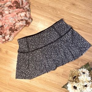 Lululemon tennis skit *Like New* never worn. Size 10